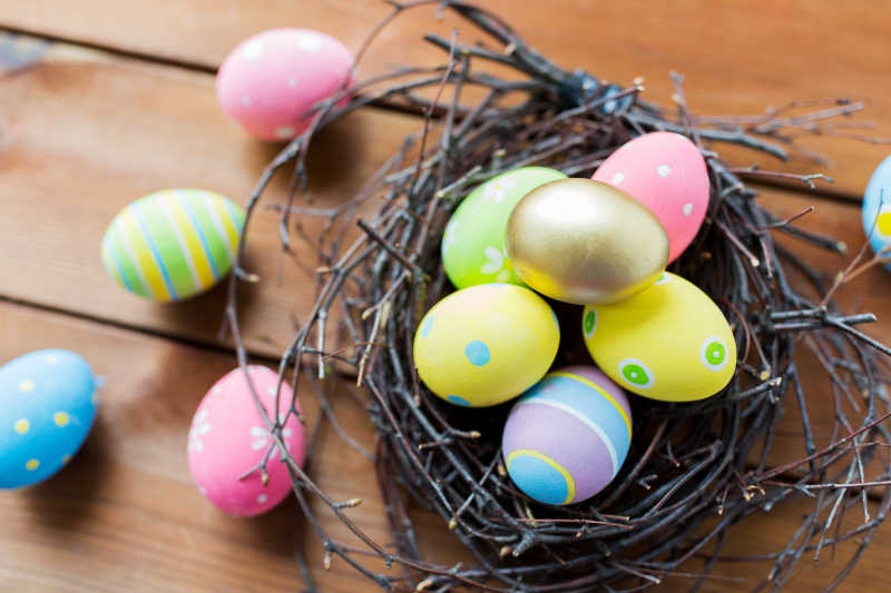 巢穴里的图案各异的复活节彩蛋