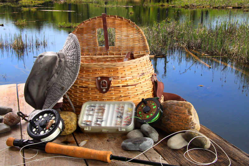 湖面小船上的钓鱼器具