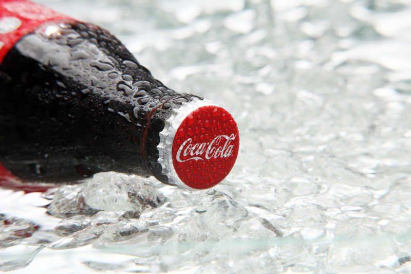 冰块水上的可口可乐特写