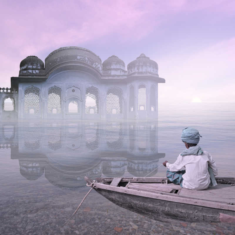 迷雾的寂静的印度渔夫和建筑