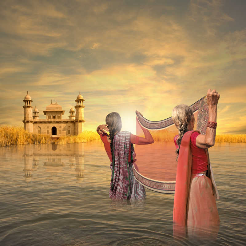 两家印度妇女清理恒河纱丽
