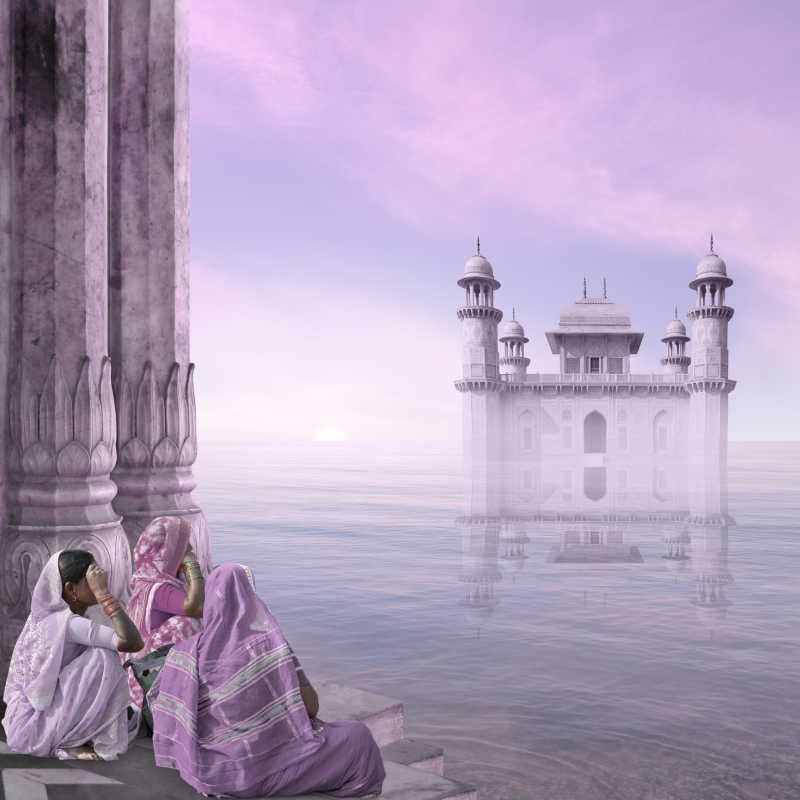 靠近薄雾中宫殿的印度妇女