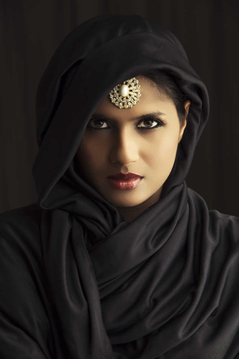 印度美丽的深色背景下的穆斯林女孩肖像