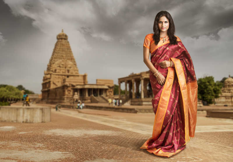 传统的印度纱丽在寺庙的背景
