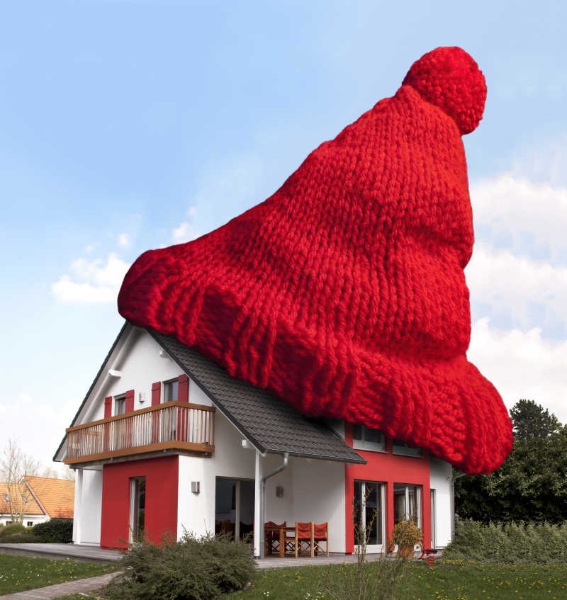 戴着红色羊毛帽取暖的房