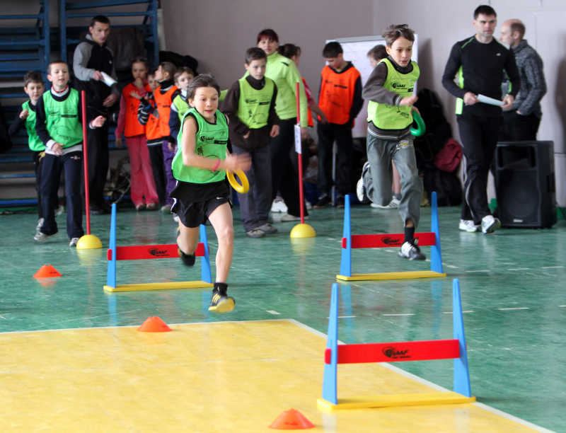 于2012年2月10日在顿涅茨克参见竞技比赛的孩子