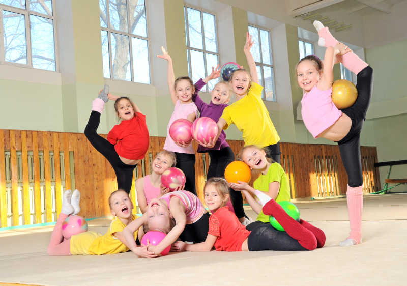 一群孩子在拿着瑜伽球健身