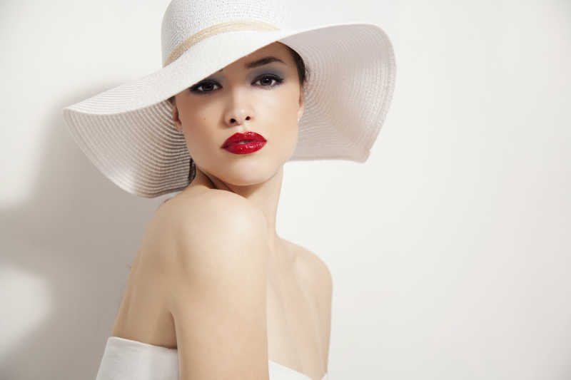 带白色帽子的红唇美女模特