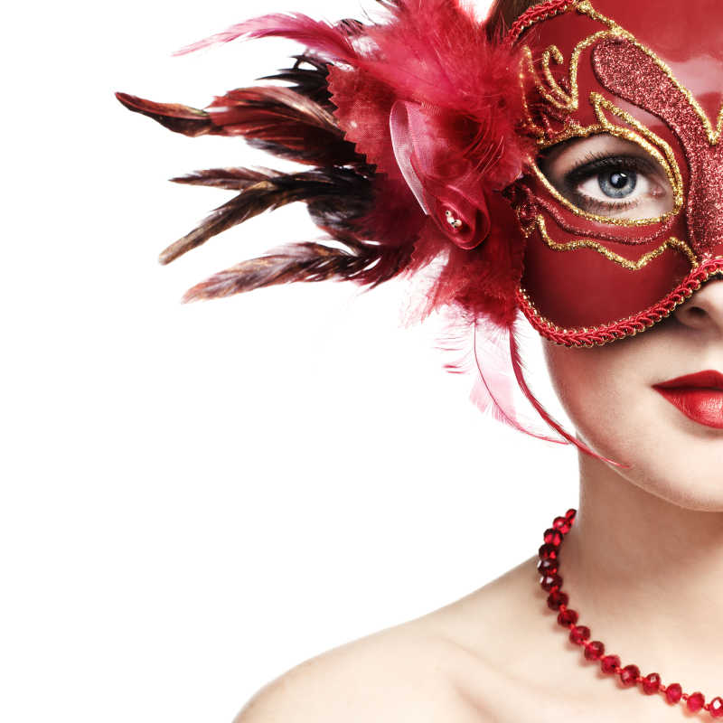 美丽的年轻女人戴着红色神秘的威尼斯面具