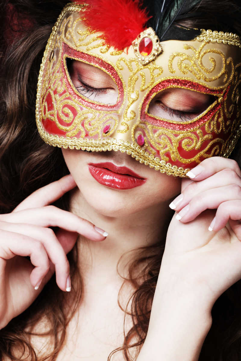 戴着红色神秘面具的美丽年轻女子