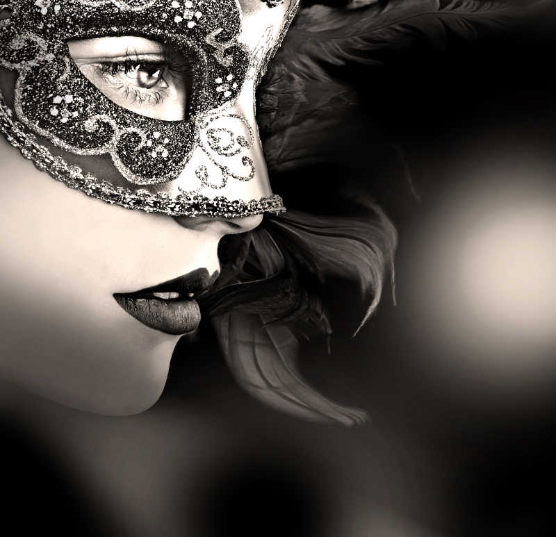 带神秘的威尼斯面具的女人特写