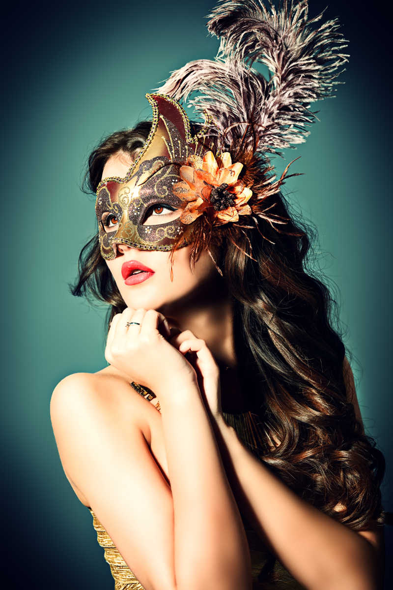一个美丽的年轻女人戴着狂欢面具的画像