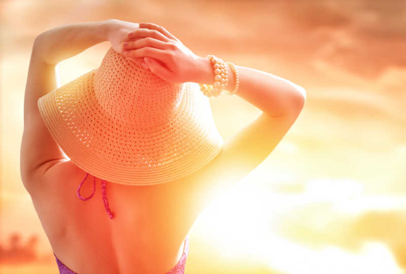 海边戴着太阳帽的女子