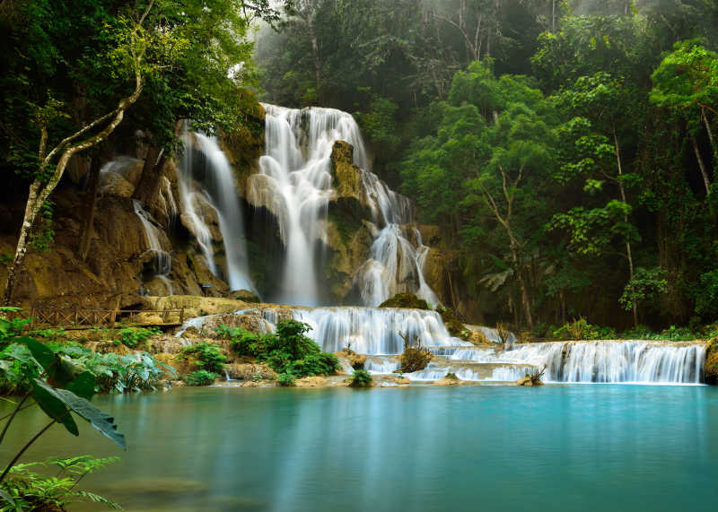 匡思瀑布是琅勃拉邦附近最美丽的瀑布