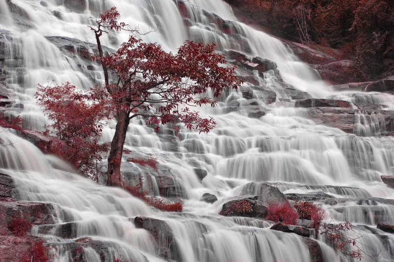 泰国森林里的瀑布