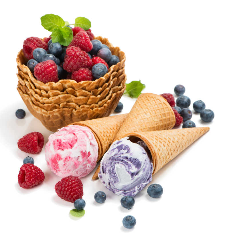 两种口味冰激凌球和新鲜草莓蓝莓