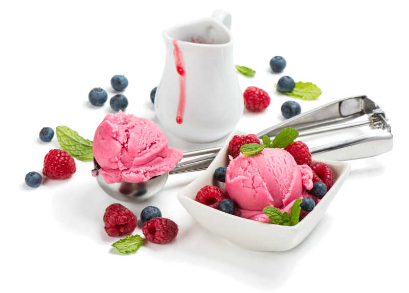 粉色冰激凌和新鲜覆盆子蓝莓