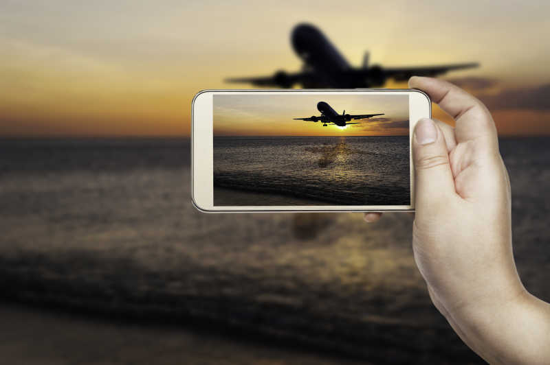 智能手机拍摄海面上的飞机