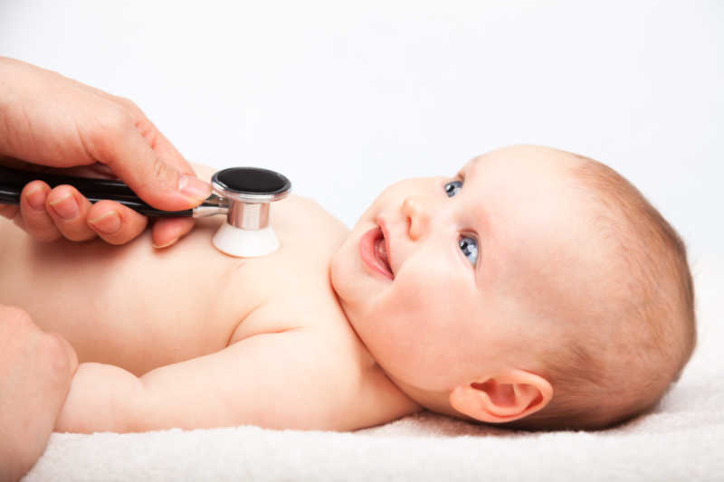 听诊器为小婴儿做胸部检查
