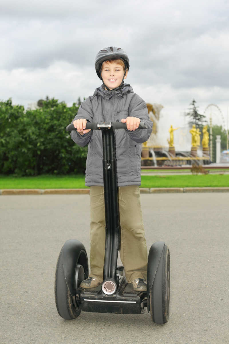 小男孩使用平衡车