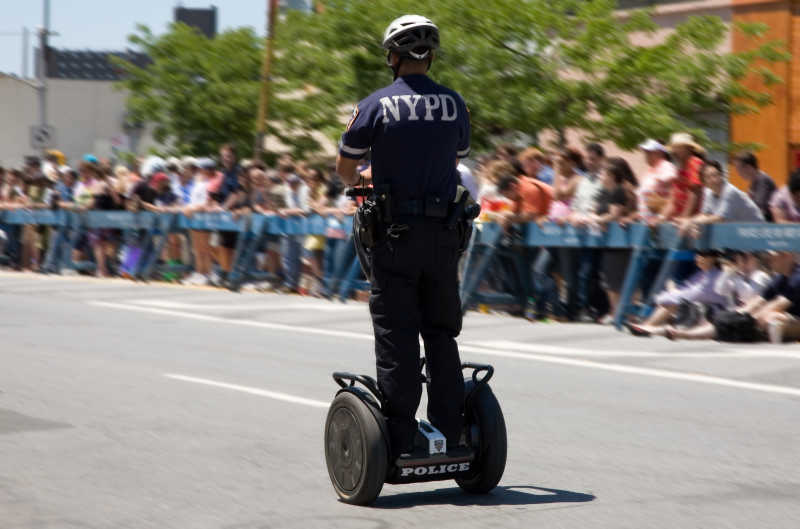 警察使用平衡车巡逻