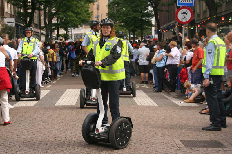 女警官使用平衡车