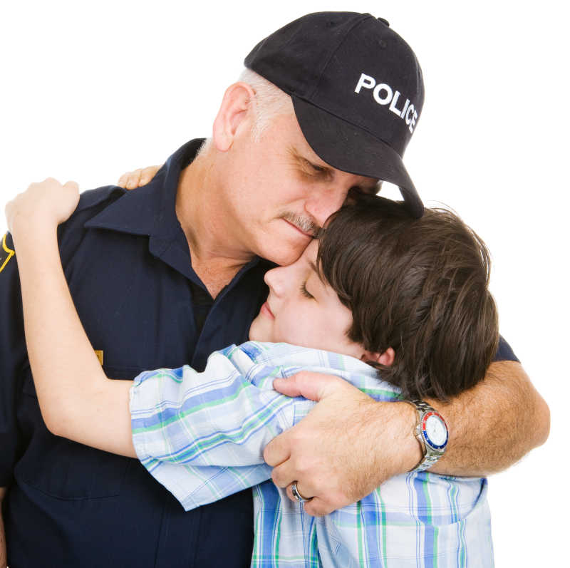 警察和男孩拥抱