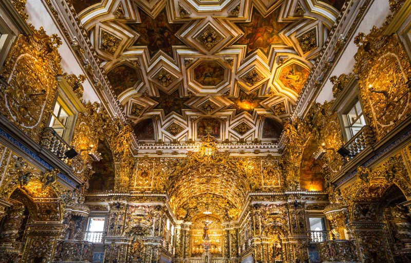 教堂里的圣徒雕像和黄金装饰