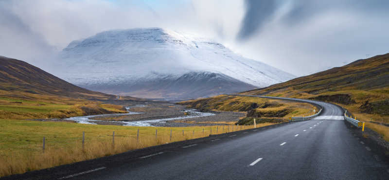 黄土高原背景下的黄线弯道冰岛秋季