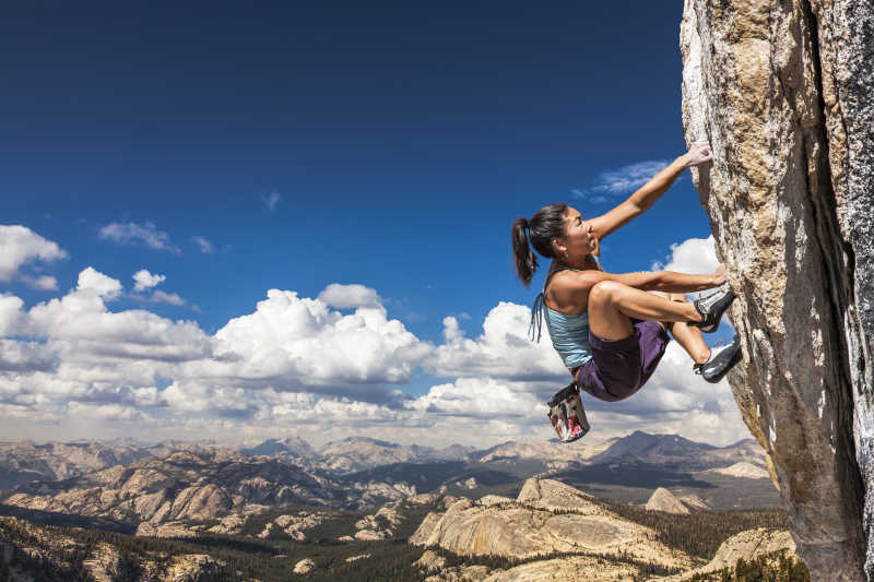 在岩石上攀岩的女运动员