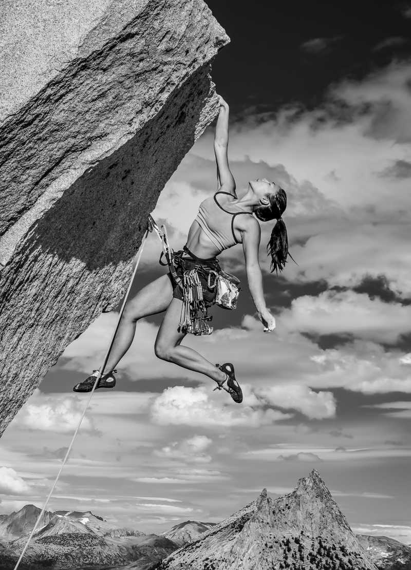 攀登悬崖的女攀岩者做极限运动