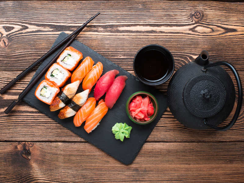 黑色餐盘上的各式寿司