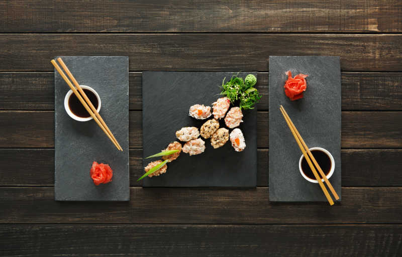 质朴的木材背景上的寿司