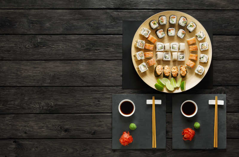 寿司卷和调料