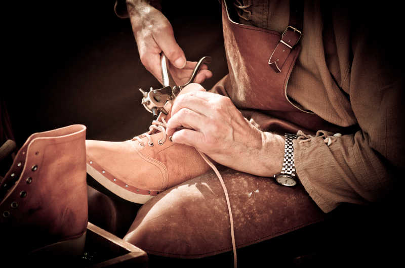 修鞋匠修理手里的鞋子