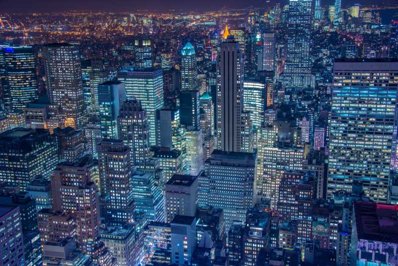 纽约夜景灯光下的摩天大楼