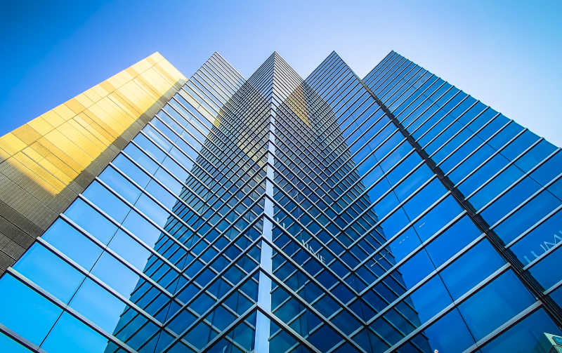 现代蓝色玻璃的商业摩天大楼
