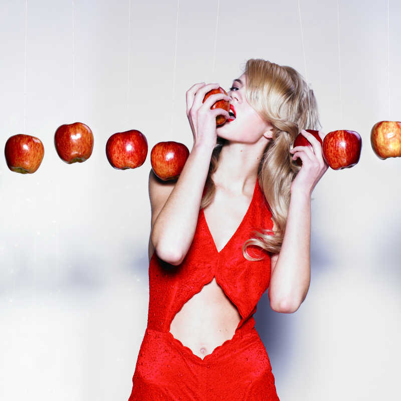 吃苹果的红裙女人