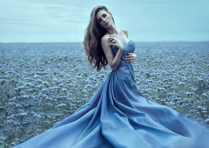 花海中穿蓝裙的性感女人