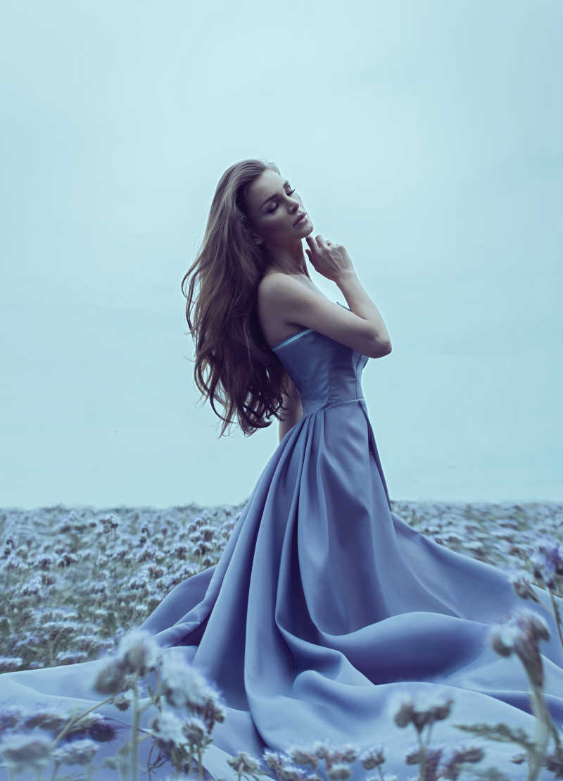 漂亮的蓝裙子长发女人