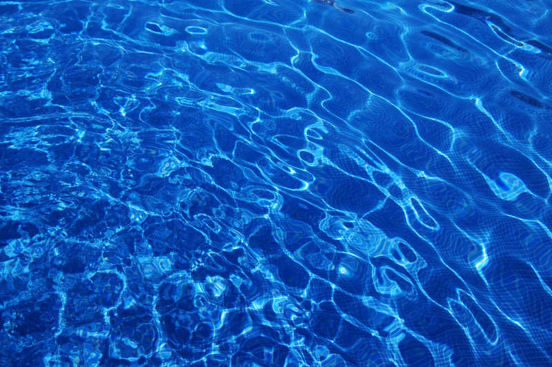 深蓝色游泳池水面波纹特写
