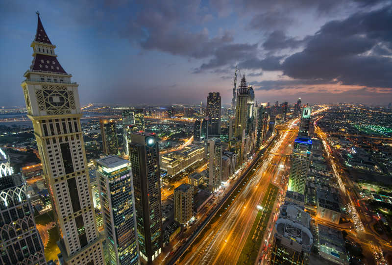 夜晚的迪拜Sheikh Zayed路的摩天大楼