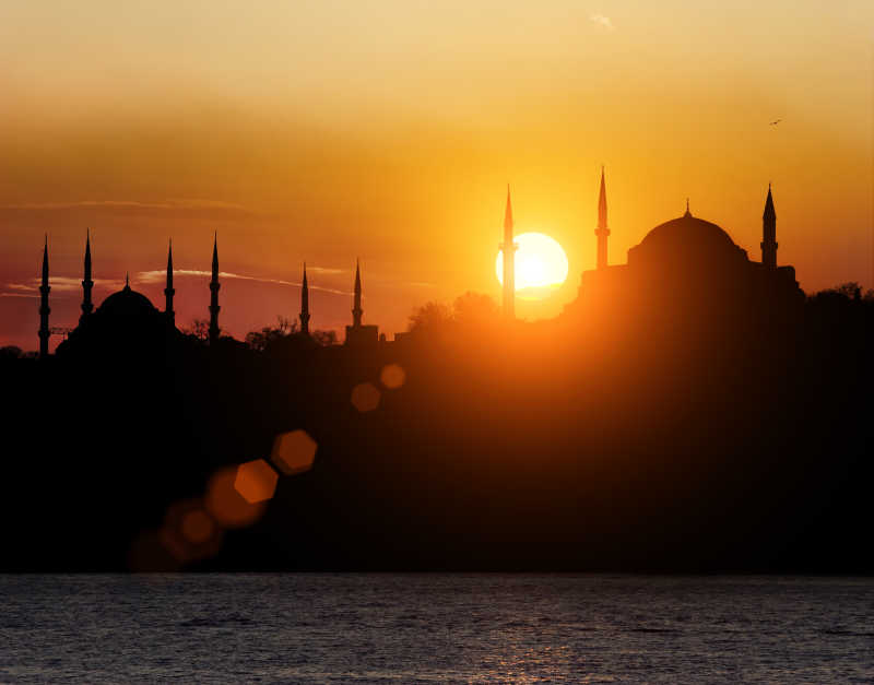 土耳其在夕阳下的蓝色清真寺