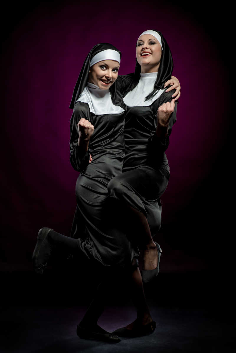 两个搞怪的修女