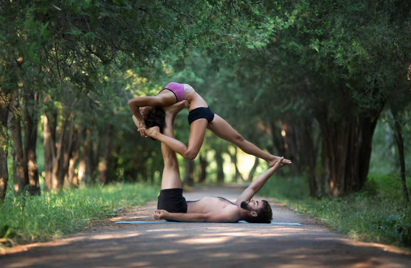 练习高难度瑜伽的两个人