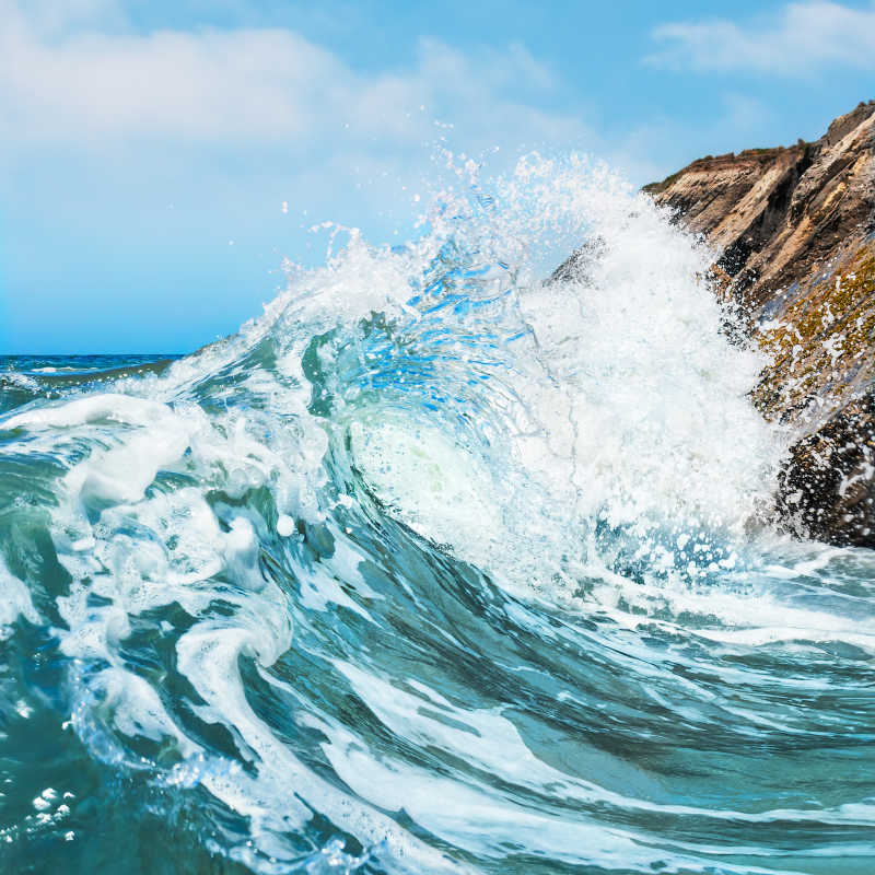 一个波浪拍打在海滩的加利福尼亚中部海岸
