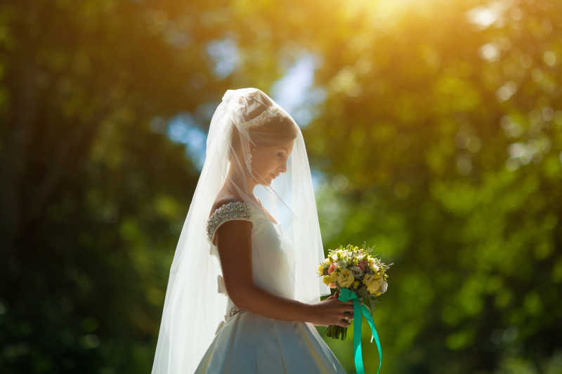 美丽的新娘手捧花束
