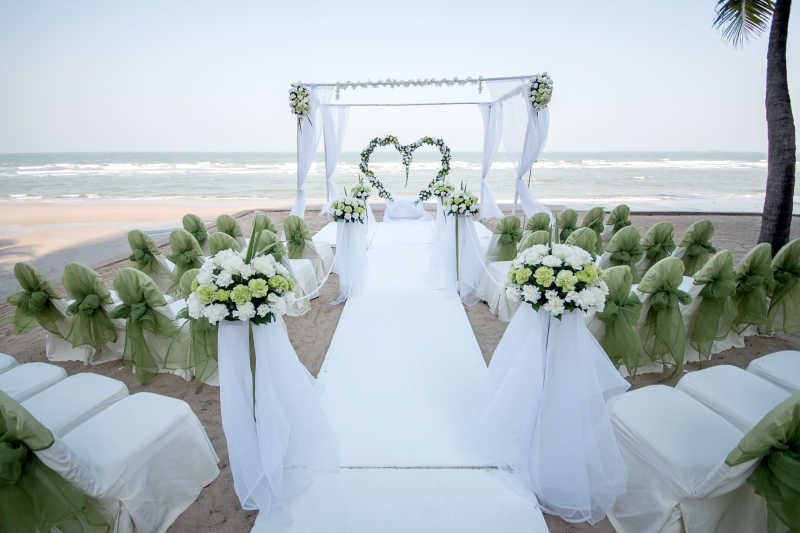 沙滩上的婚礼场景