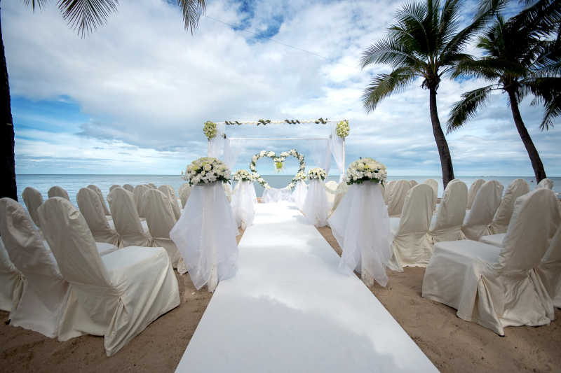 热带海滩上的婚礼场景