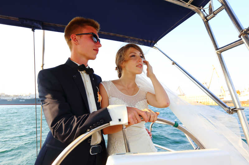 一对漂亮的年轻夫妇在游艇上度蜜月